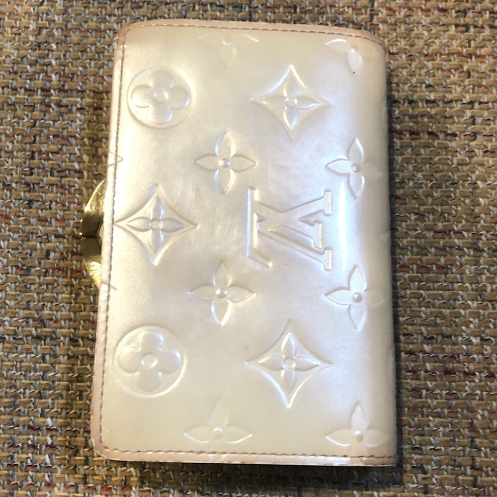 LOUIS VUITTON Ivory Vernis Leather Kiss Lock Bifold Wallet MI0076 - Picture 17 of 17